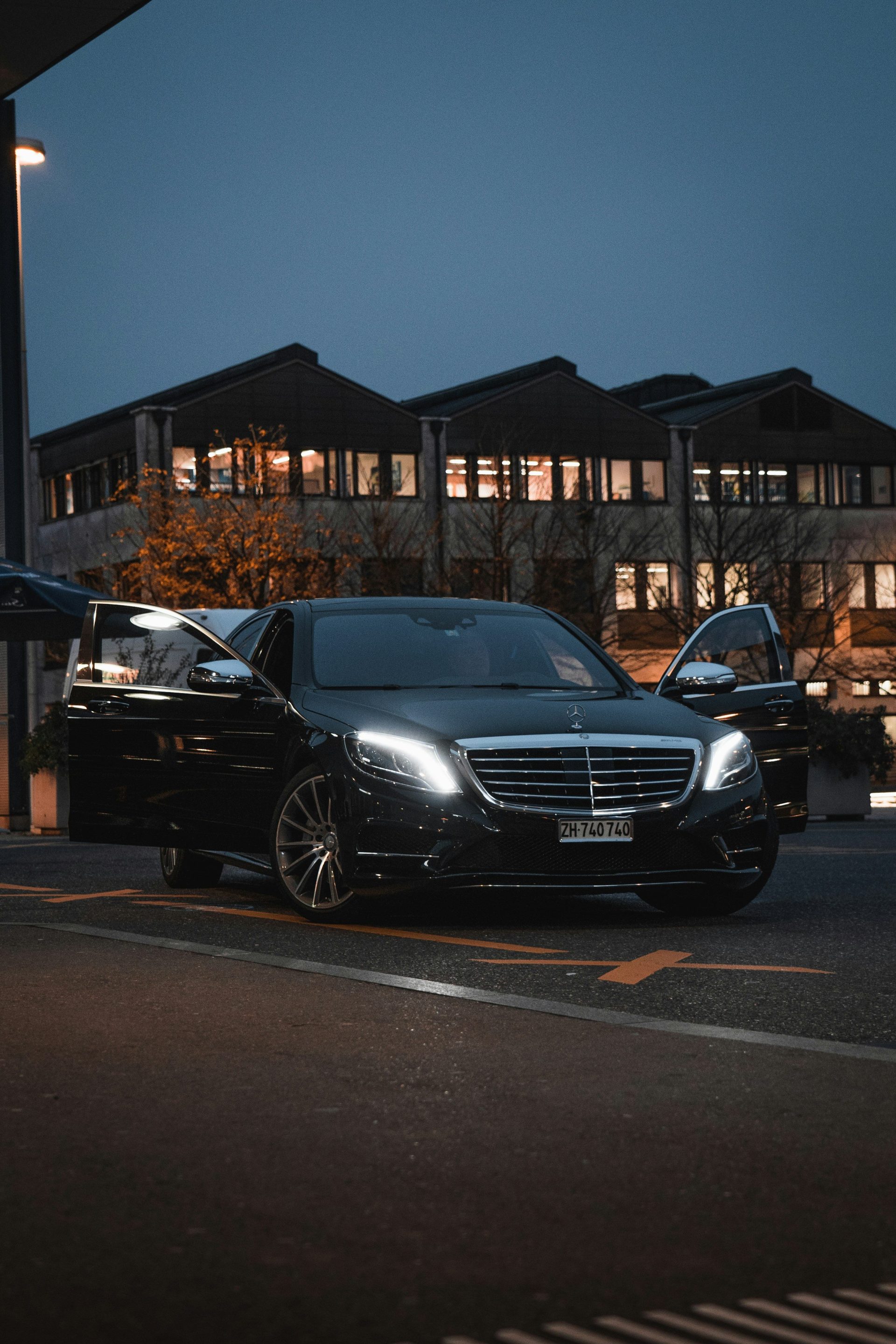geparkte schwarze Limousine bei Nacht