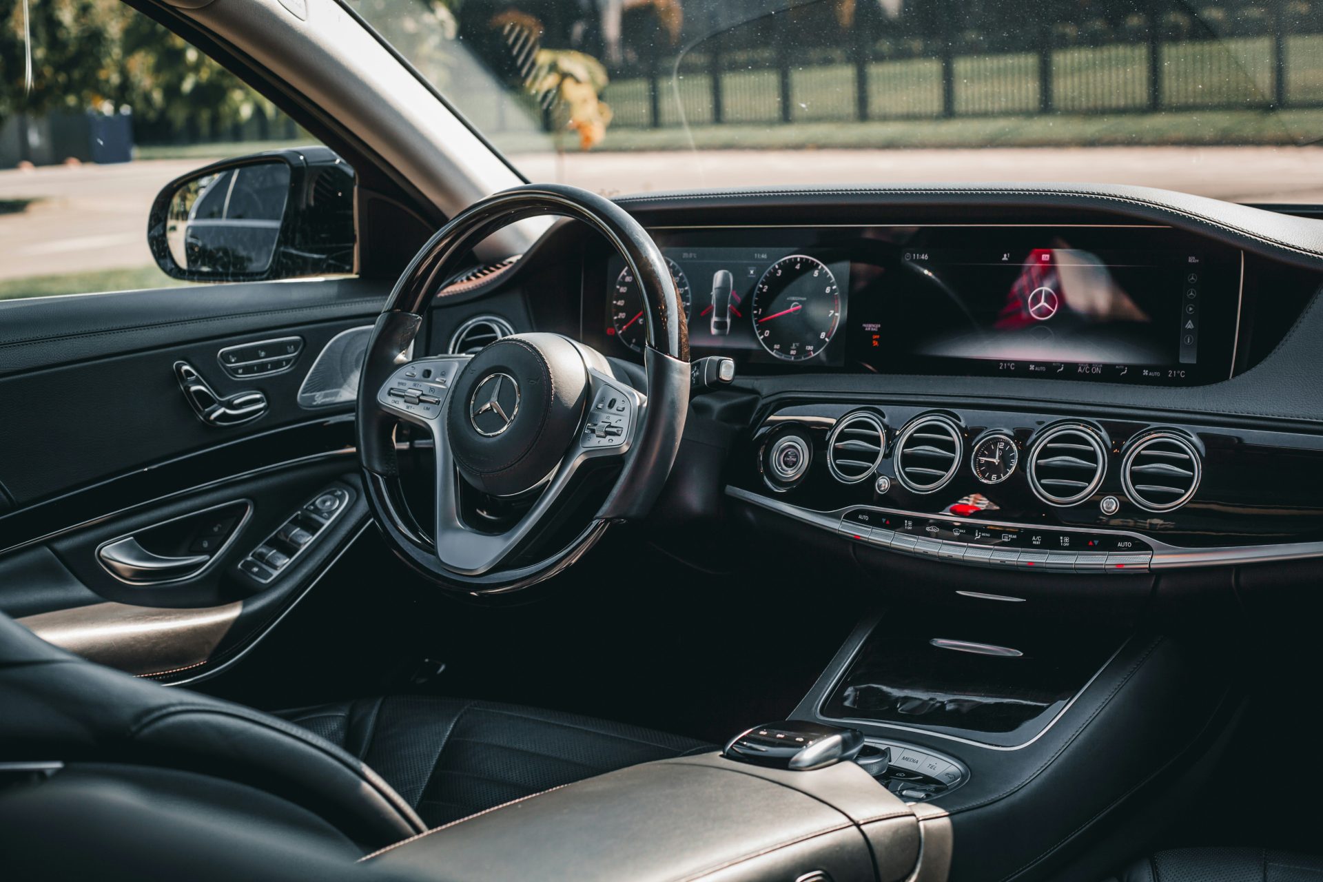Luxuriöser Autoinnenraum mit Lenkrad, Armaturenbrett und Infotainment-System.
