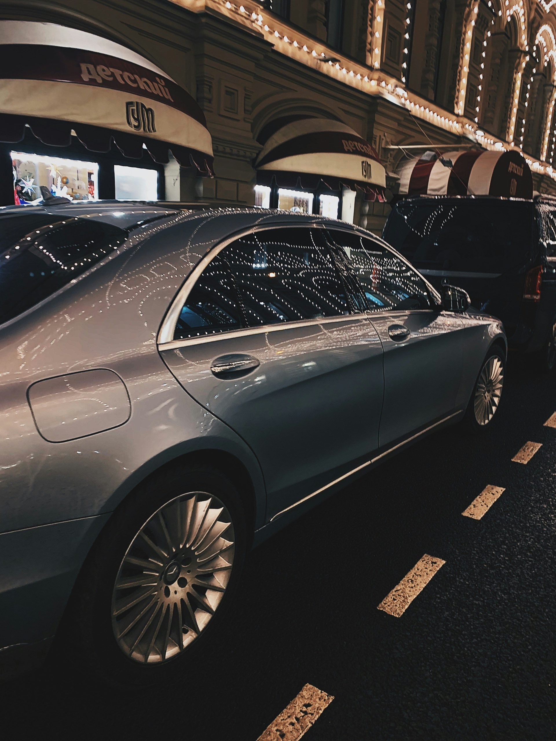 Silberne Limousine parkt nachts in Hotelnähe